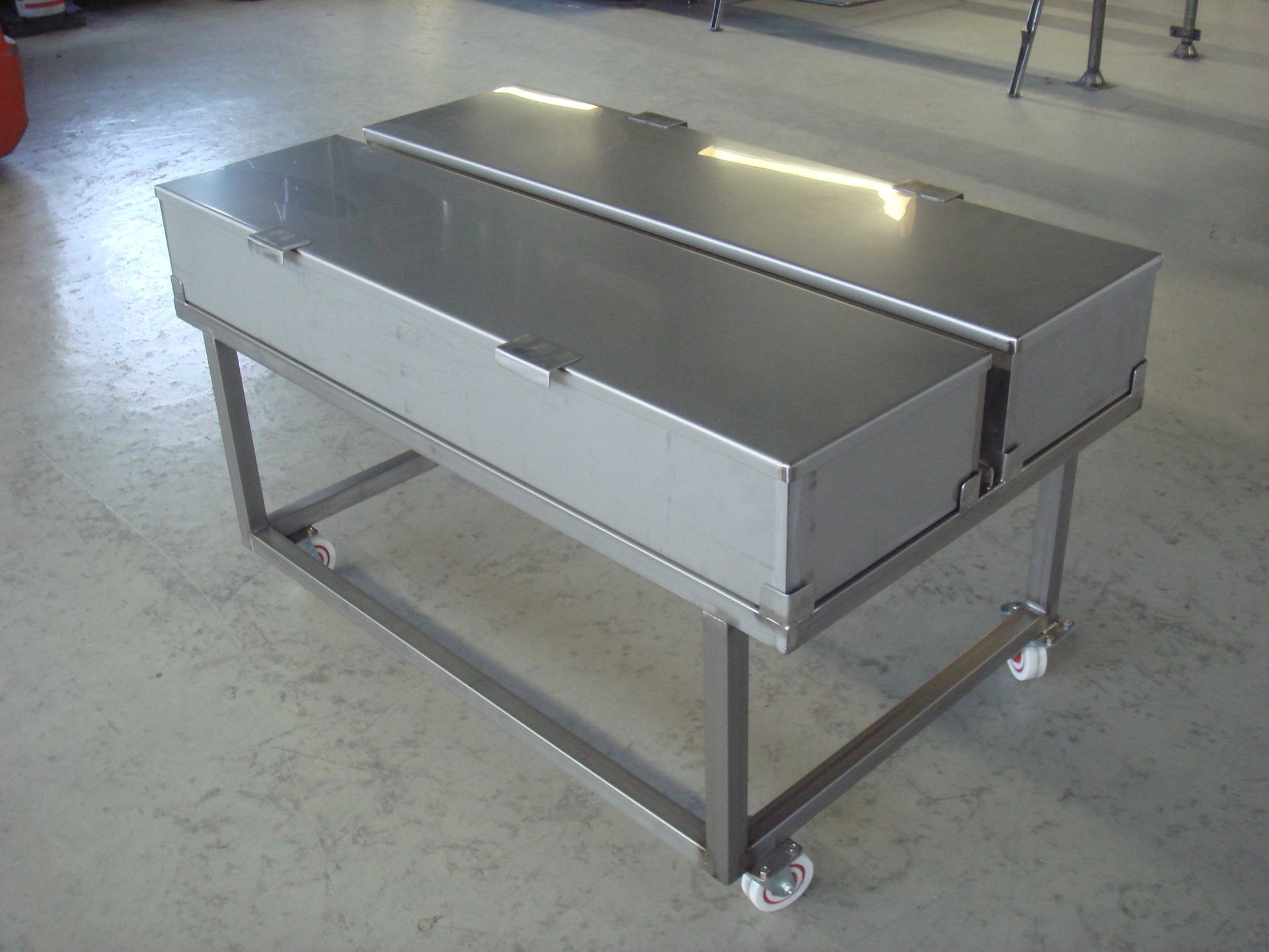 Gestell in Chromstahl mit 2 Becken - Klopfenstein Spenglerei