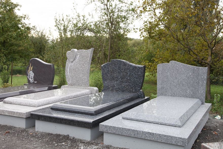 Quatre monuments funéraires.