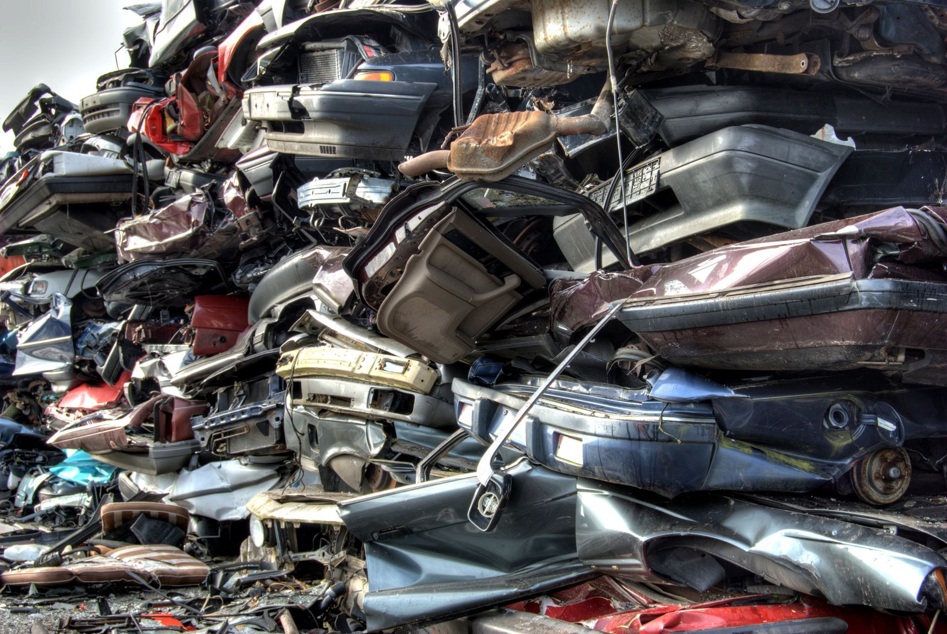 Tas de voitures écrasées dans une casse. 