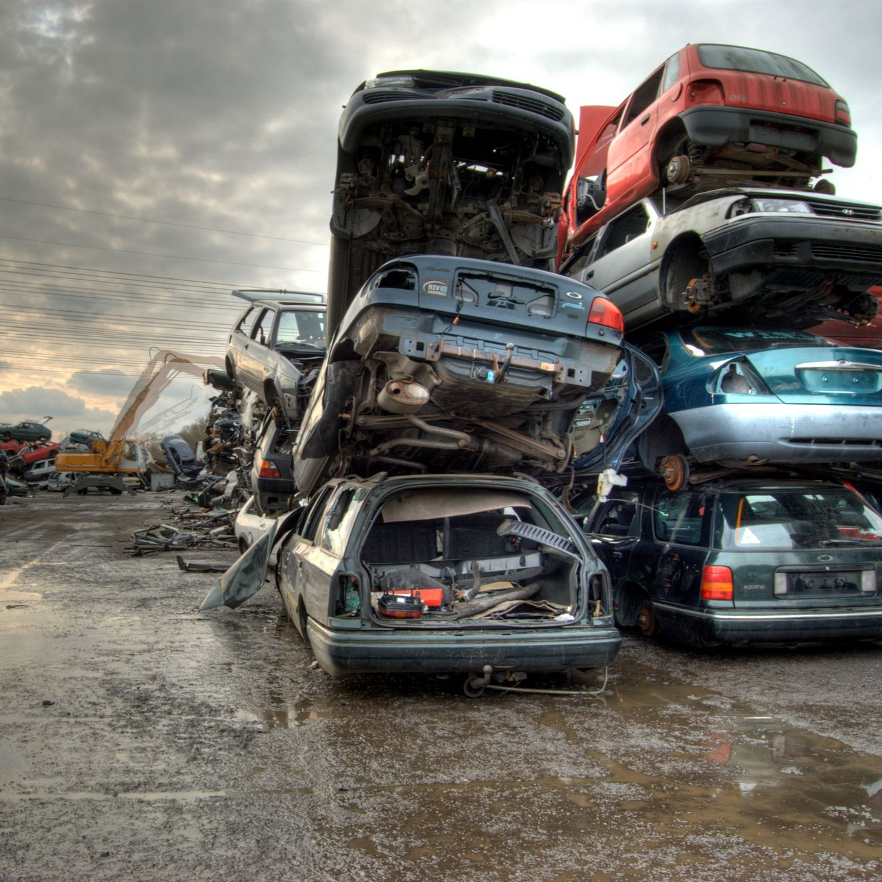 Pile de voitures écrasées dans une casse.