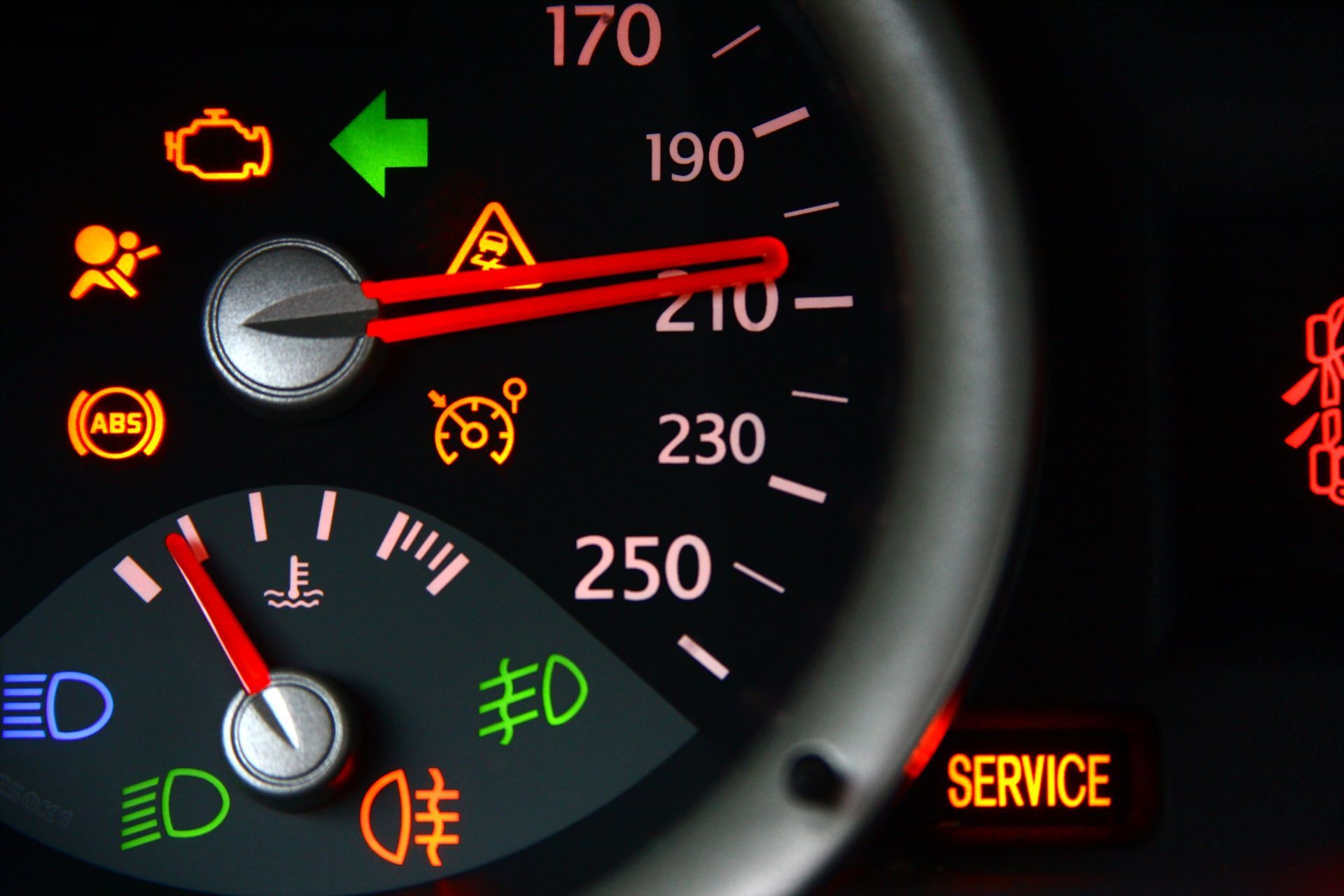 Tableau de bord de la voiture avec voyants d'avertissement allumés.