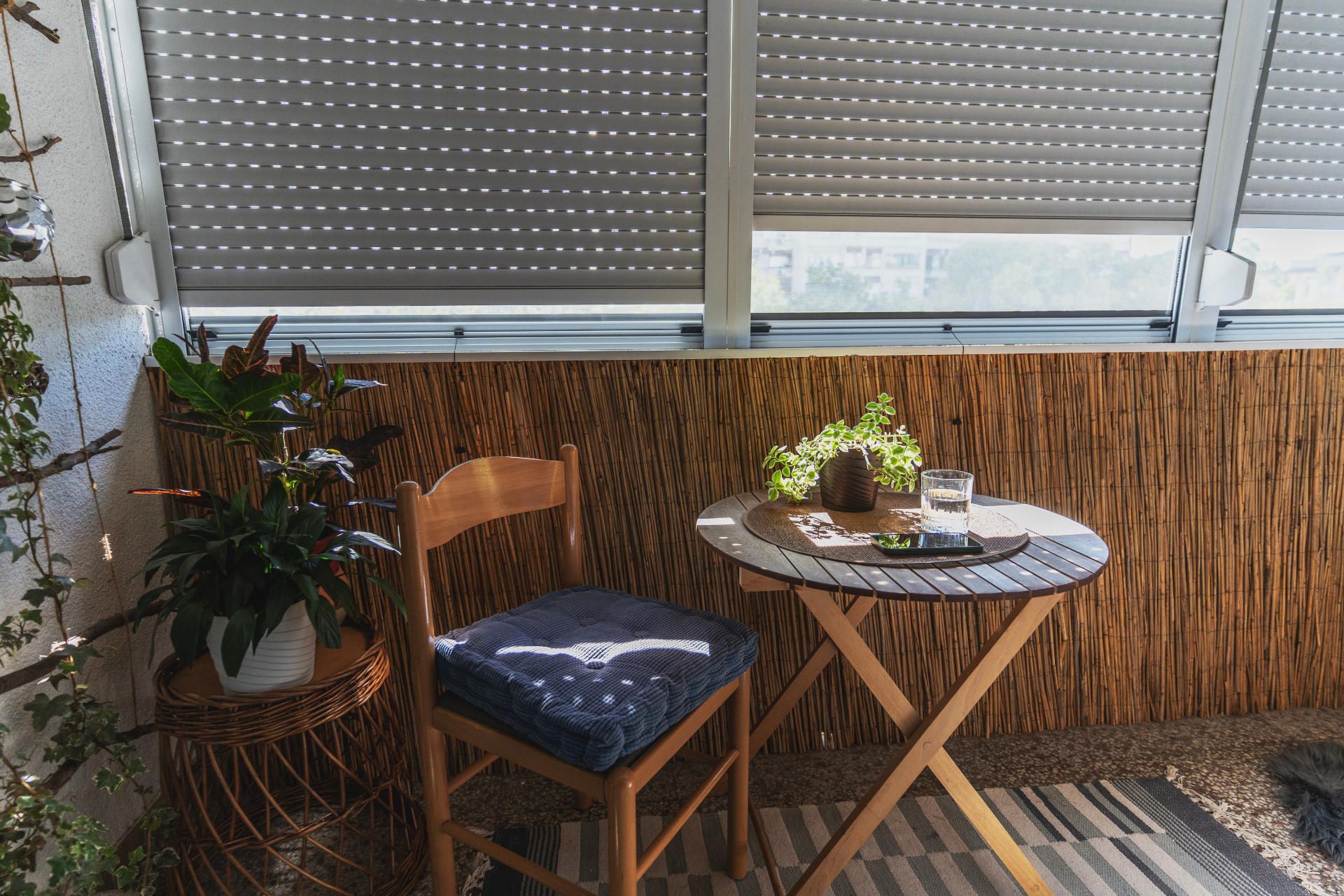 Heruntergelassene Rolläden in einem Wohnzimmer