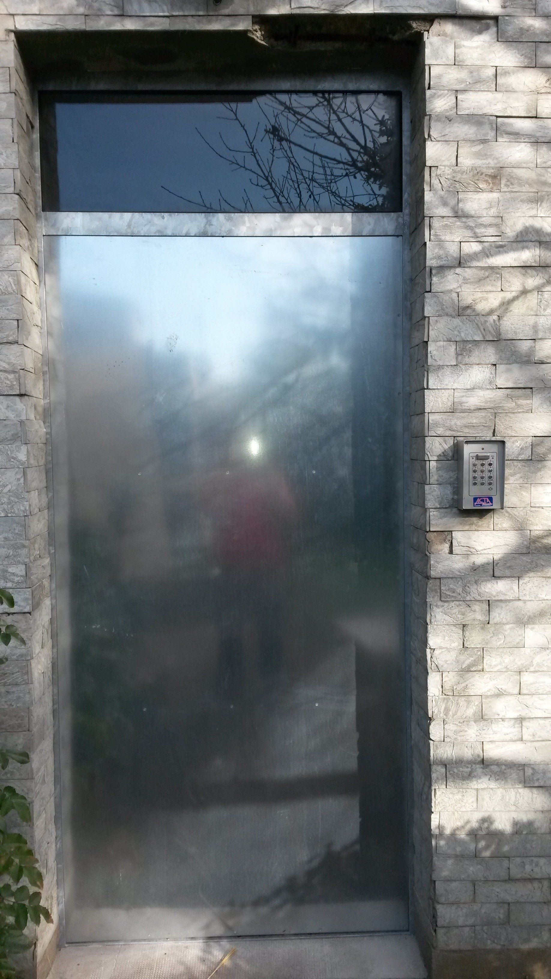 Porte d'entrée en métal