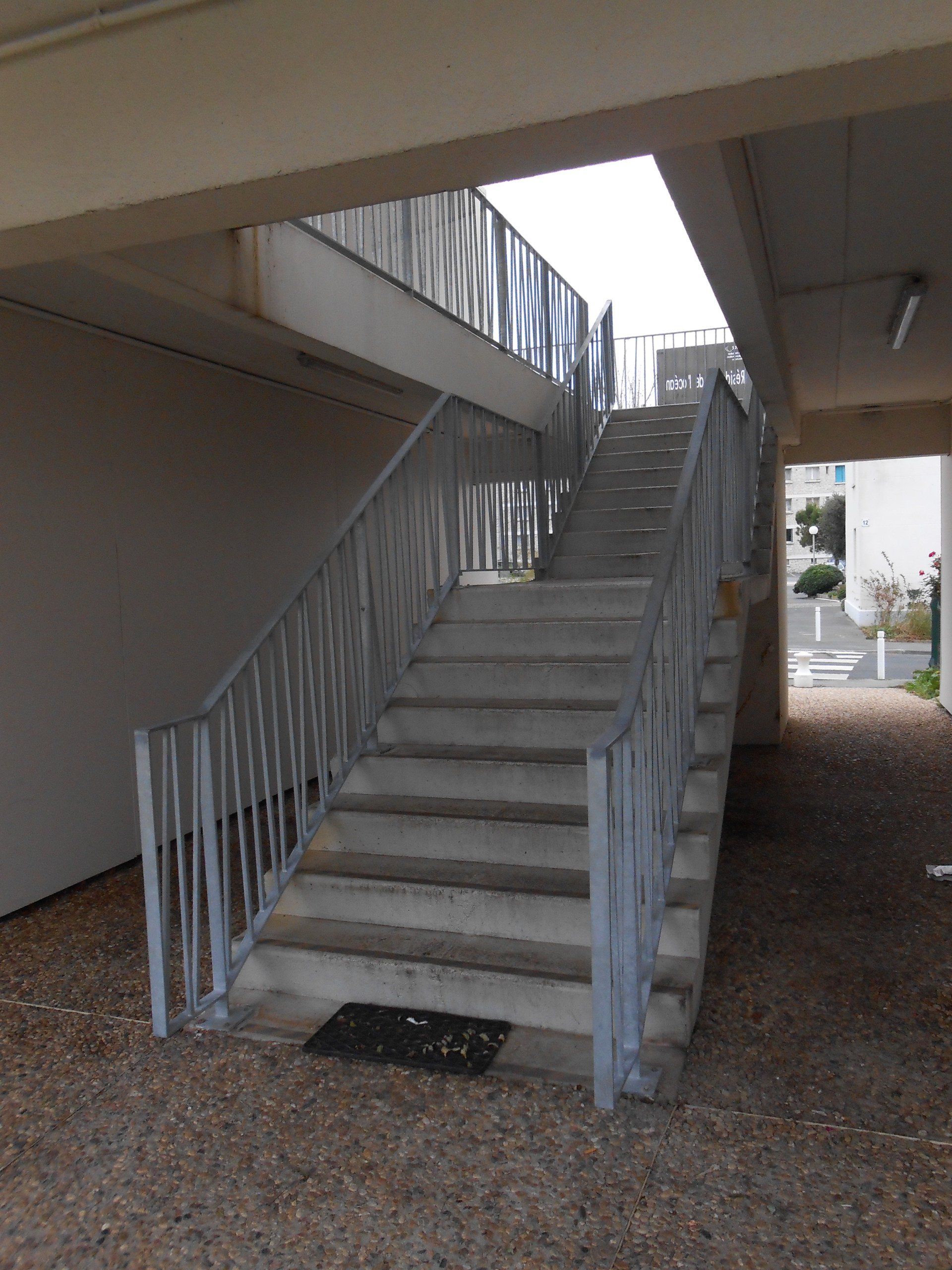 Rampe d'accès escalier en métal