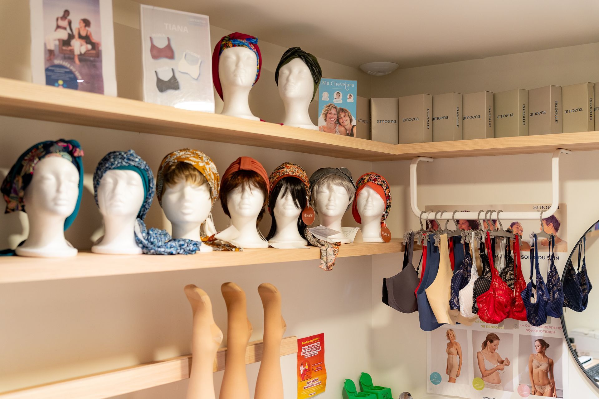 Plusieurs perruques et soutiens-gorge