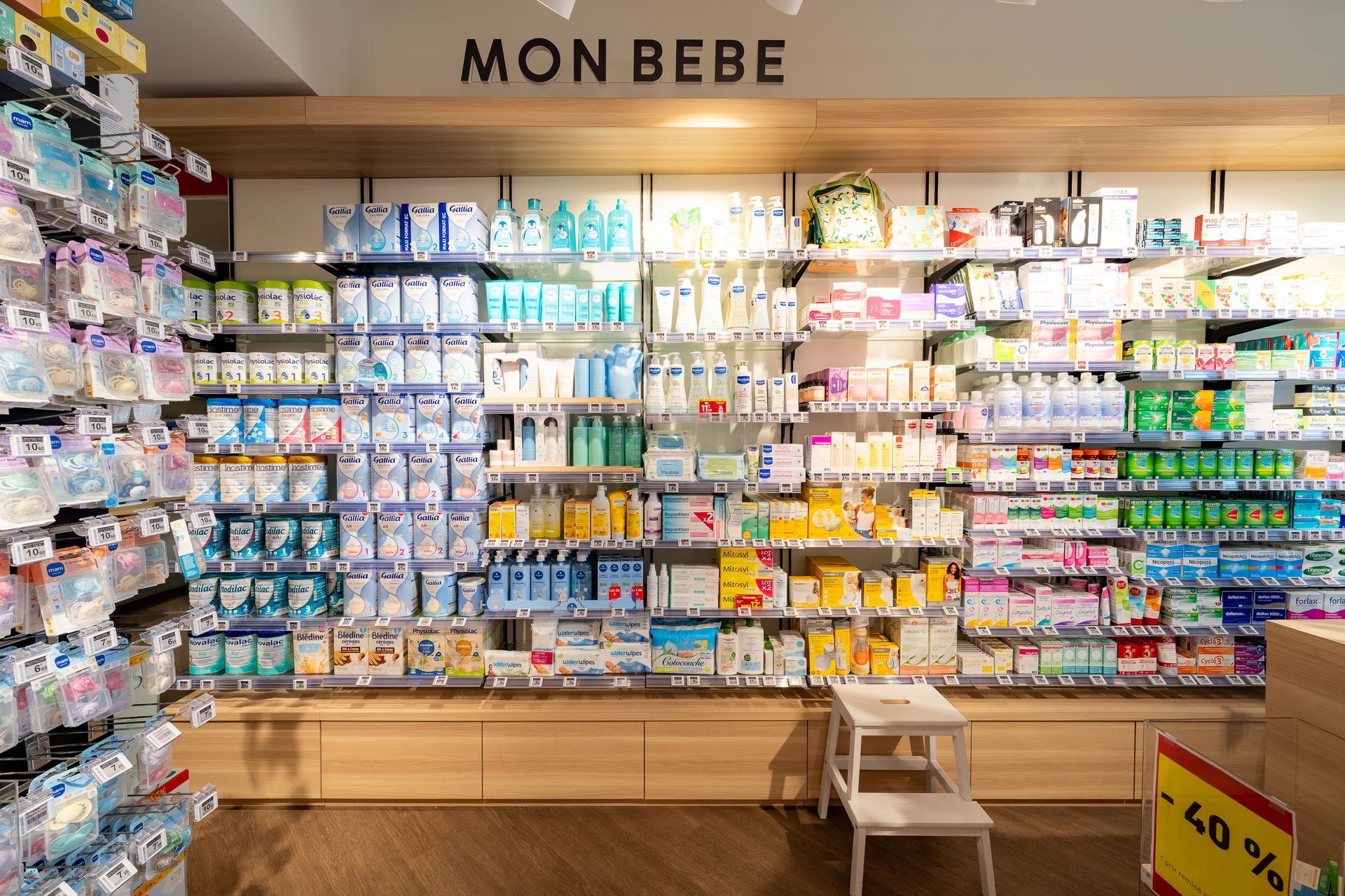 Un nourrisson vu du dessus dans son berceau