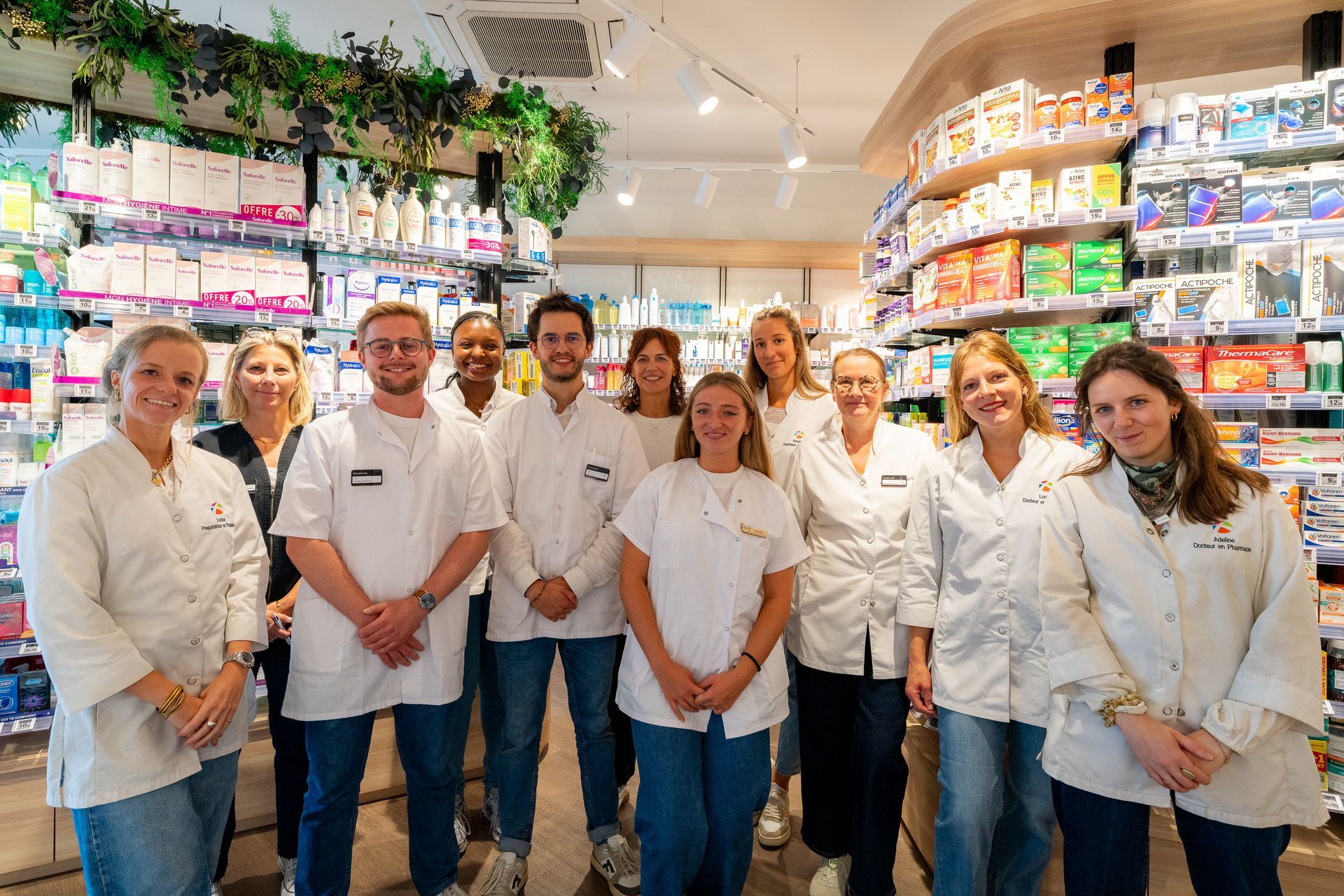 Équipe de pharmaciens et préparateurs vêtus de blanc
