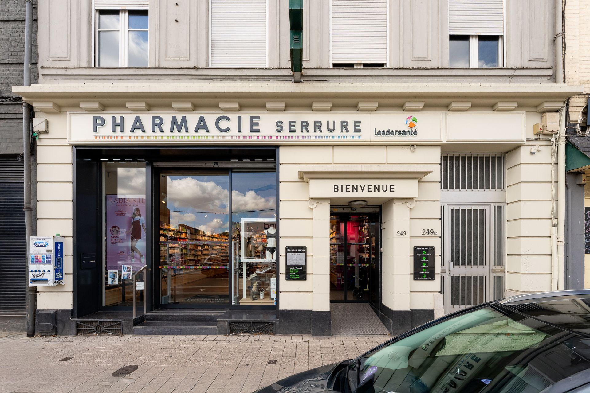 La Pharmacie Serrure Jaspar vue depuis la rue.