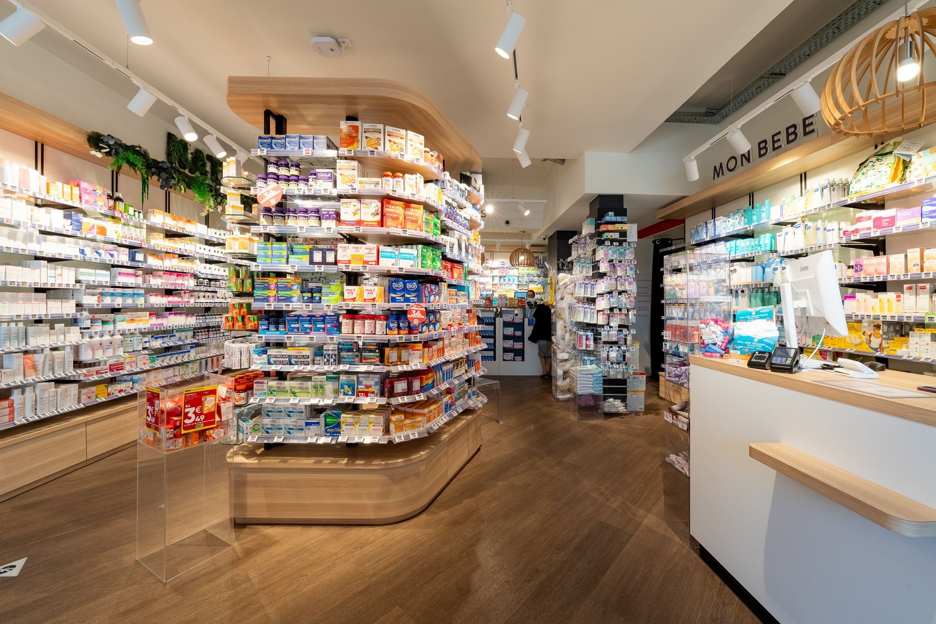 Intérieur et rayonnage de la pharmacie.
