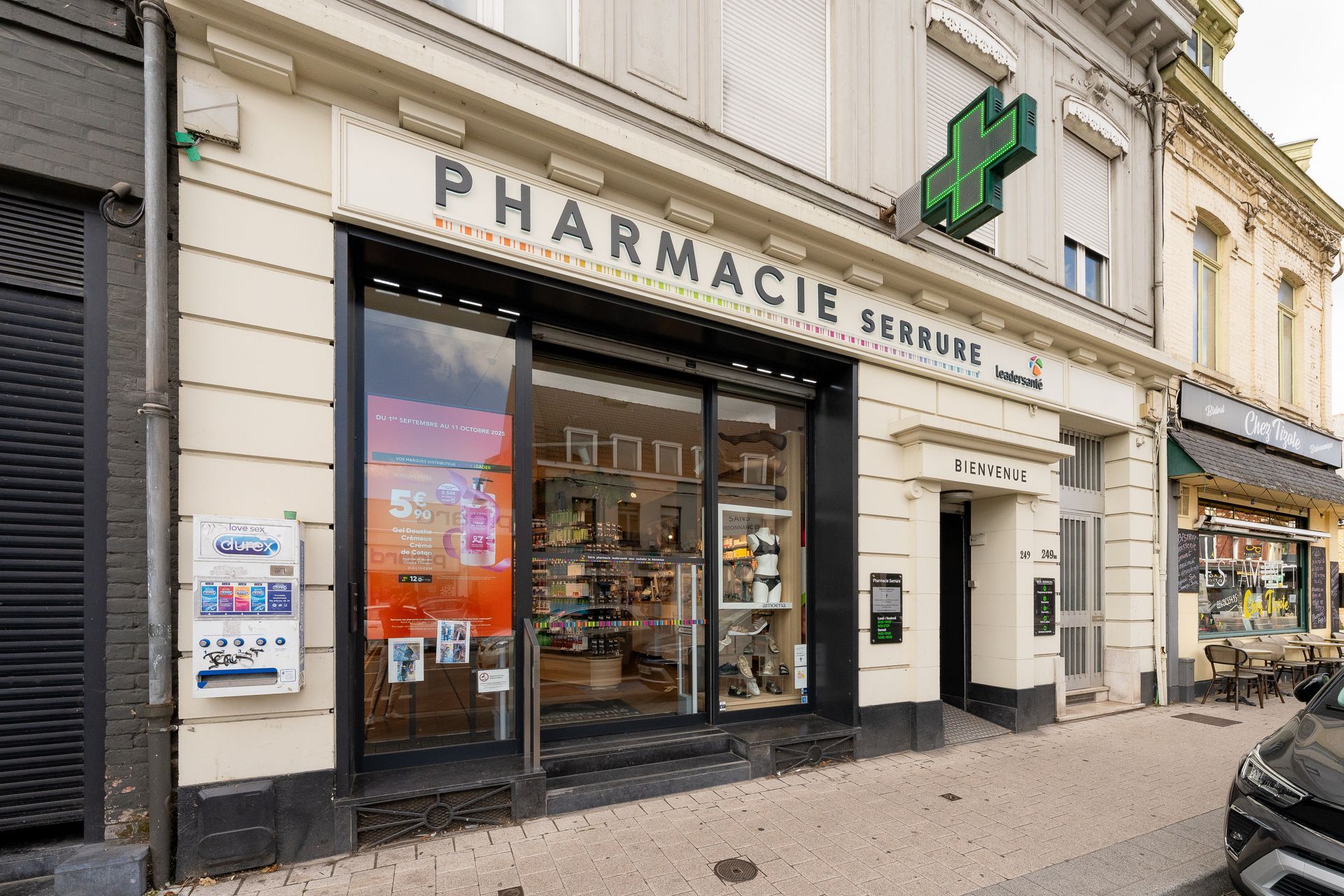 Façade de la pharmacie Serrure Jaspar en pleine rue.