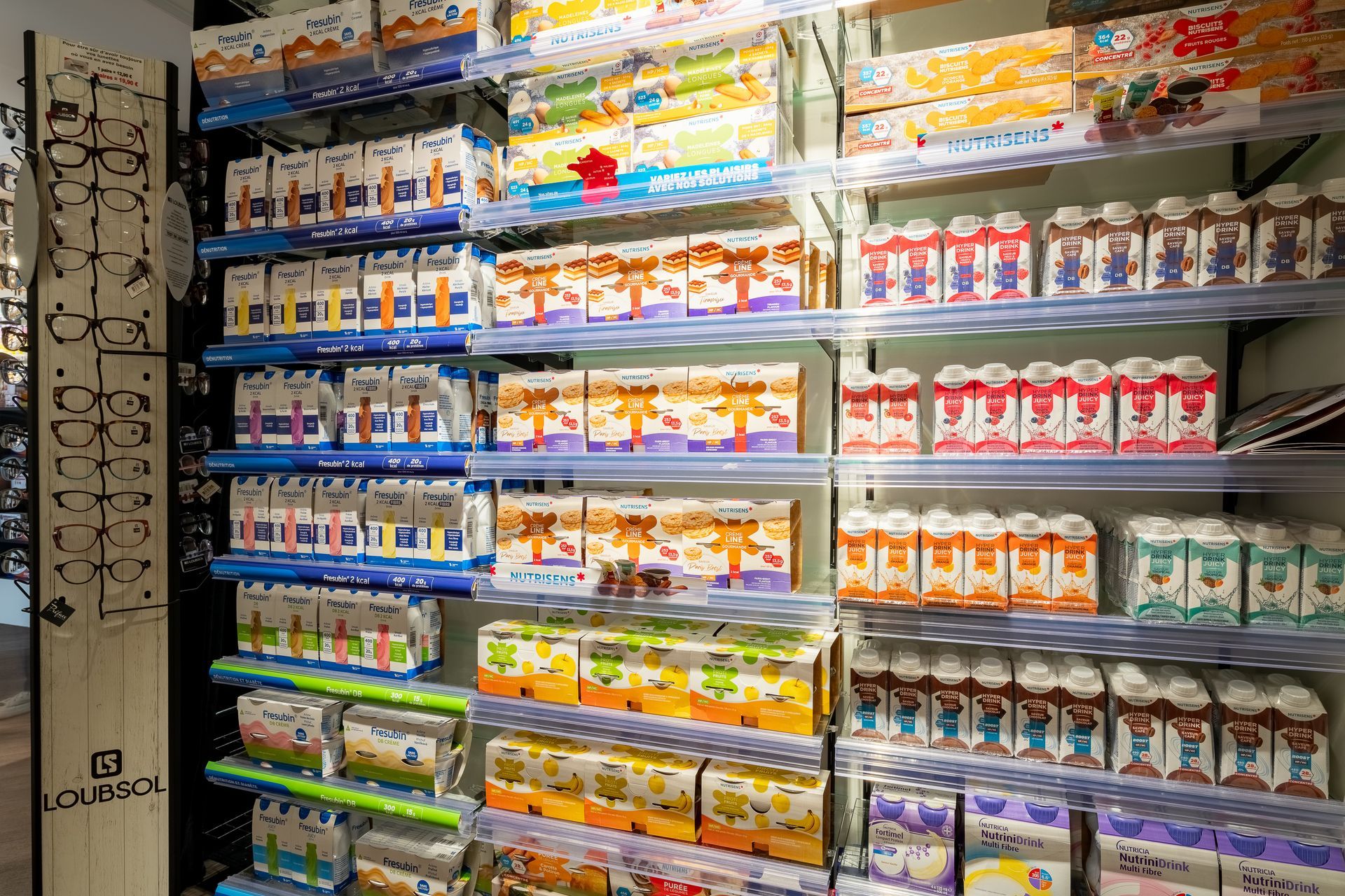 Plusieurs produits dans des rayons d'une pharmacie.