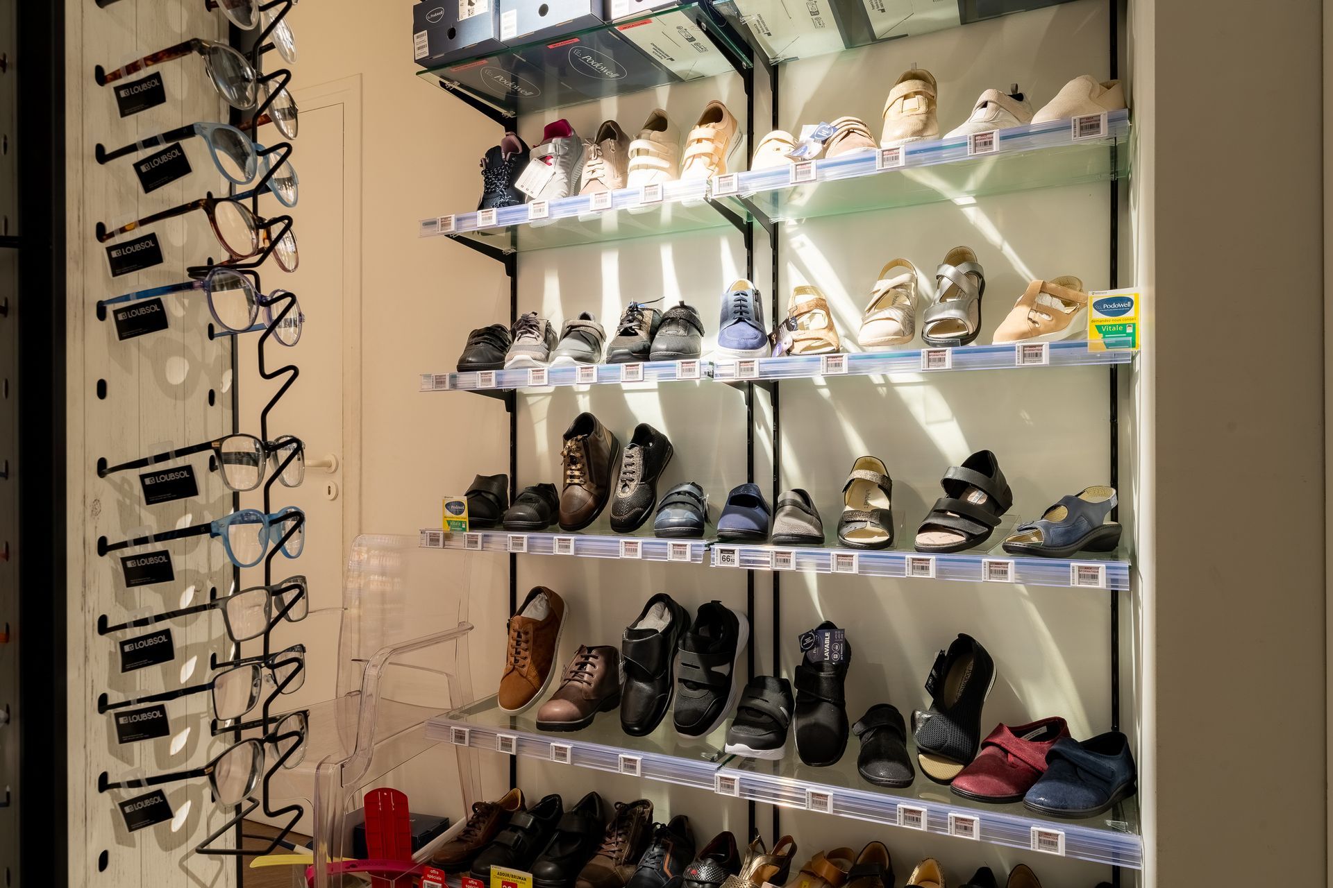 Exposition de plusieurs chaussures orthopédiques.
