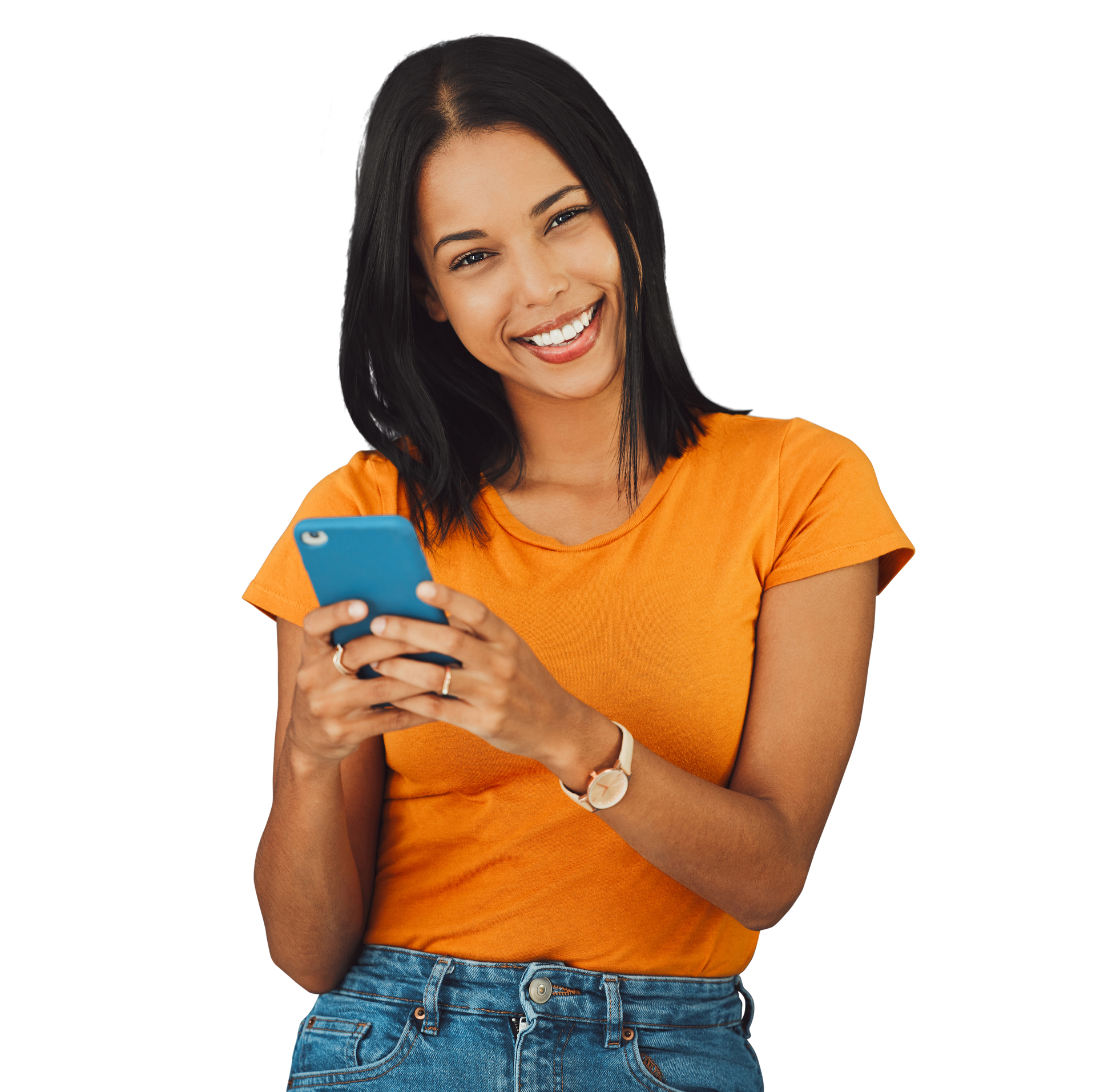 Une personne souriante, vêtue d'une chemise et d'un jean, tient un smartphone entre ses mains.