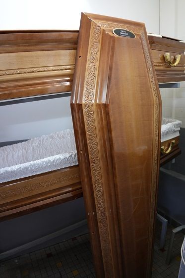 Cercueil en bois ouvert pour présentation