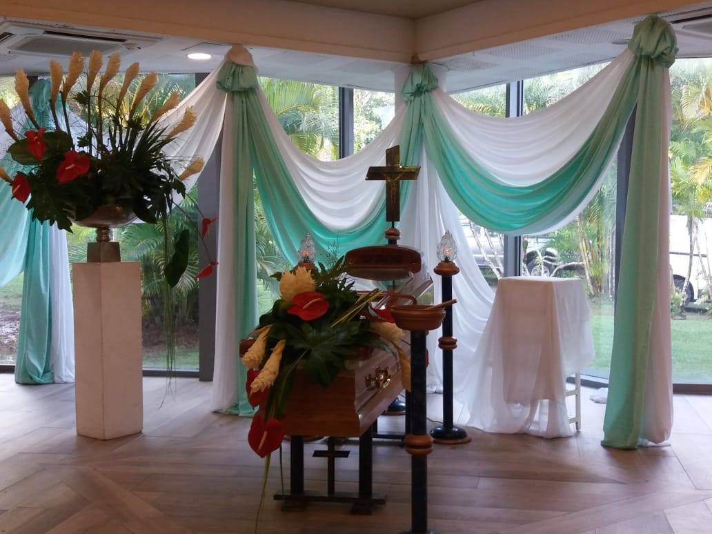 Salle de cérémonie d'obsèques avec cercueil et ornements