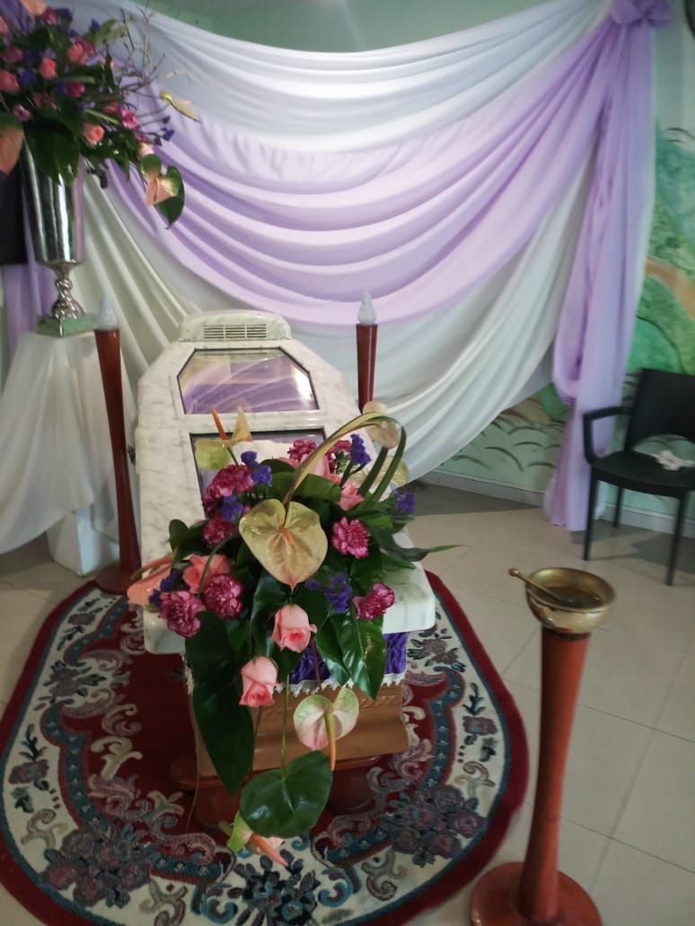 Cercueil avec ornement floral