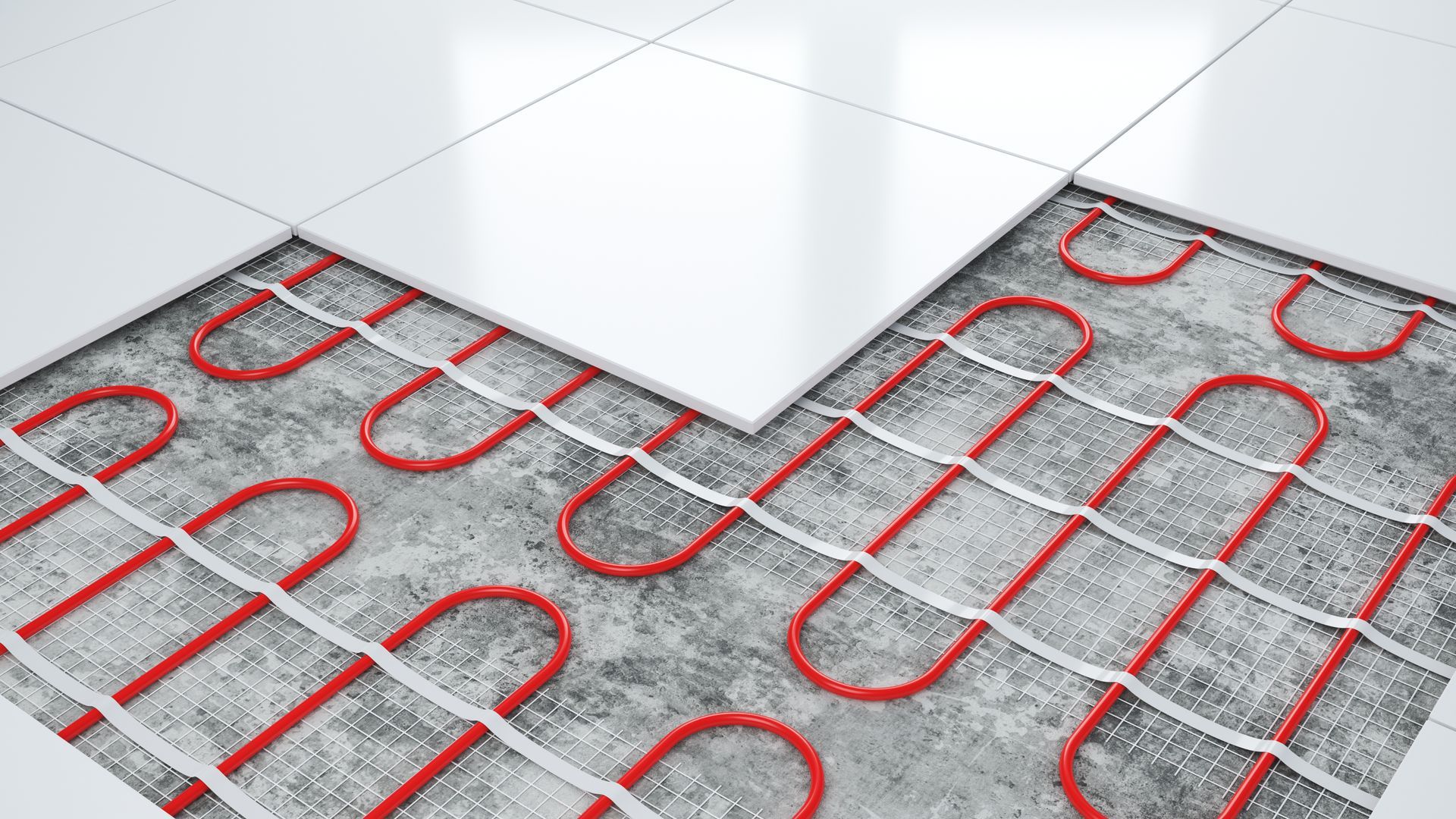 Plancher chauffant avec des tuyaux rouges sous un carrelage blanc vernis