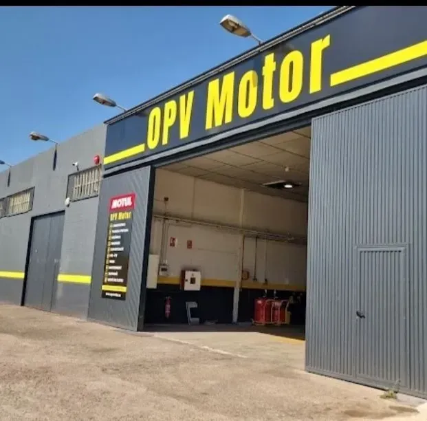 Un garaje con un cartel que dice motor opv