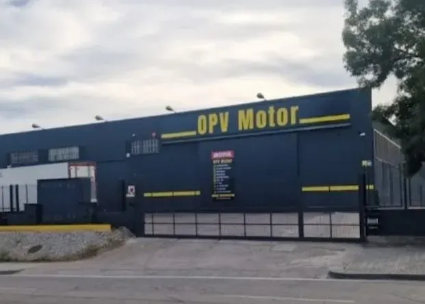 Un edificio azul que dice
