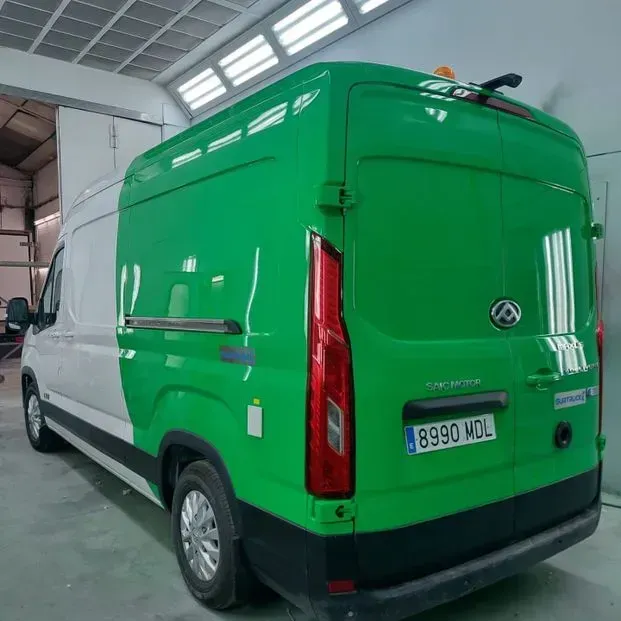 Una furgoneta verde con matrícula b950 mol