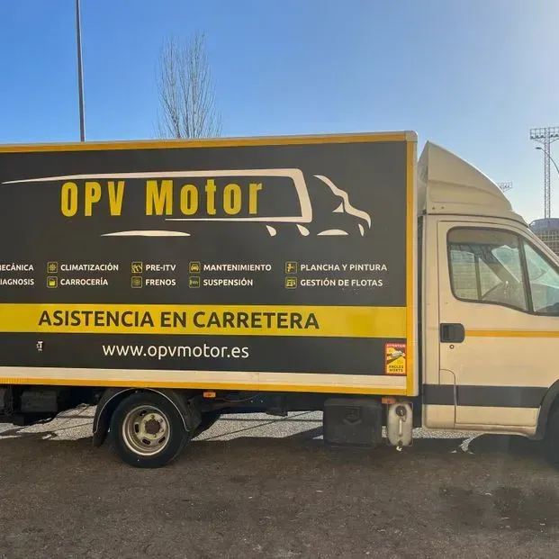 Un camión motorizado OPV está estacionado en un estacionamiento