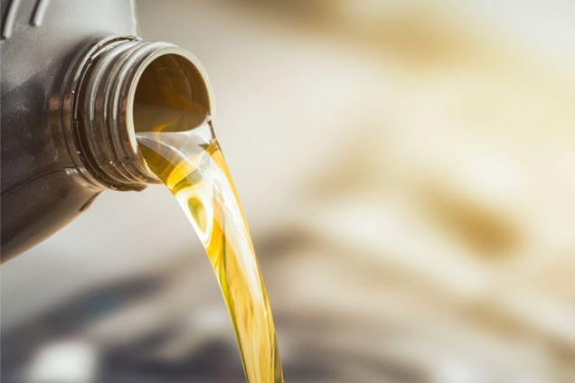 Öl wird aus einer grauen Plastikflasche gegossen