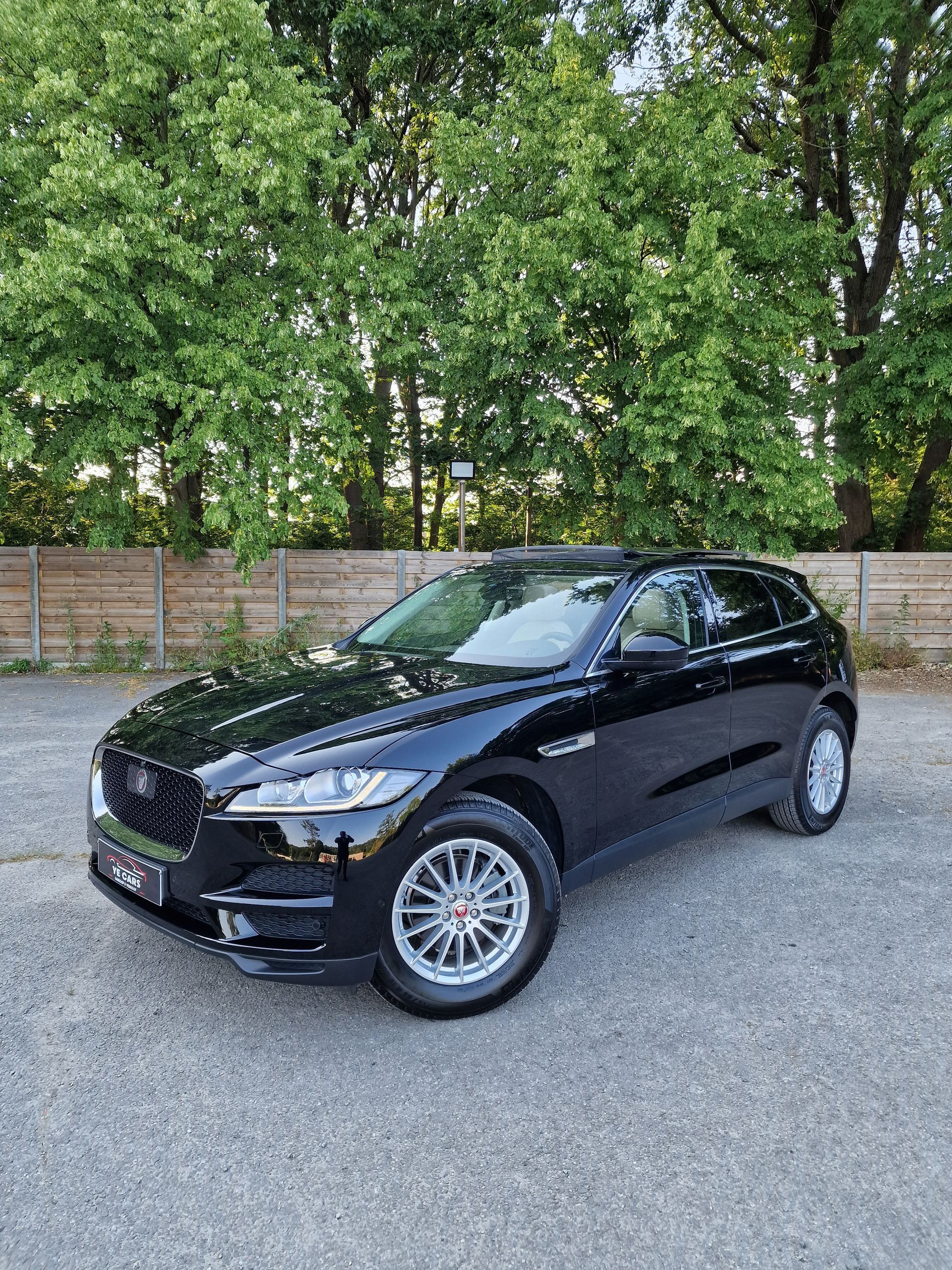 Jaguar F-Pace 2.0 D R-Dynamic SE Full Option