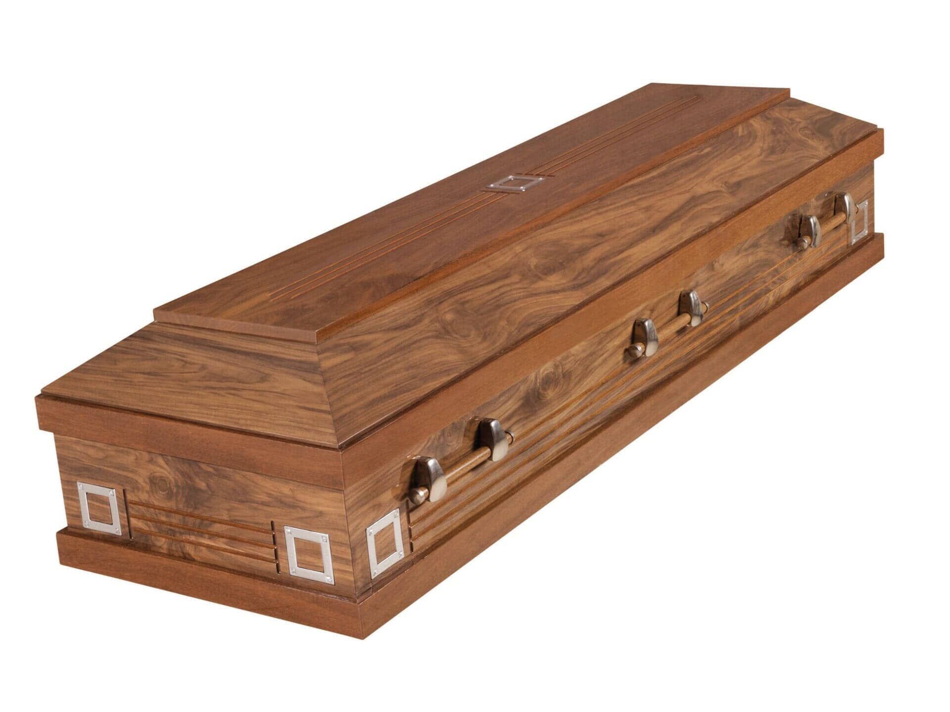 Caixão de madeira com alças de prata e detalhes decorativos.