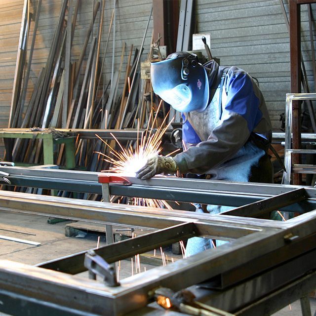 Photographie d'un professionnel travaillant l'acier