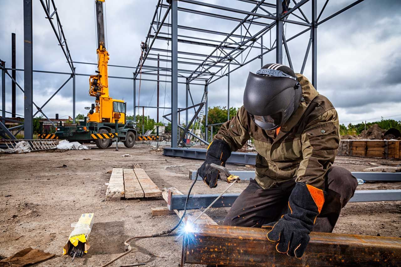 Modification par un soudeur sur un chantier de construction