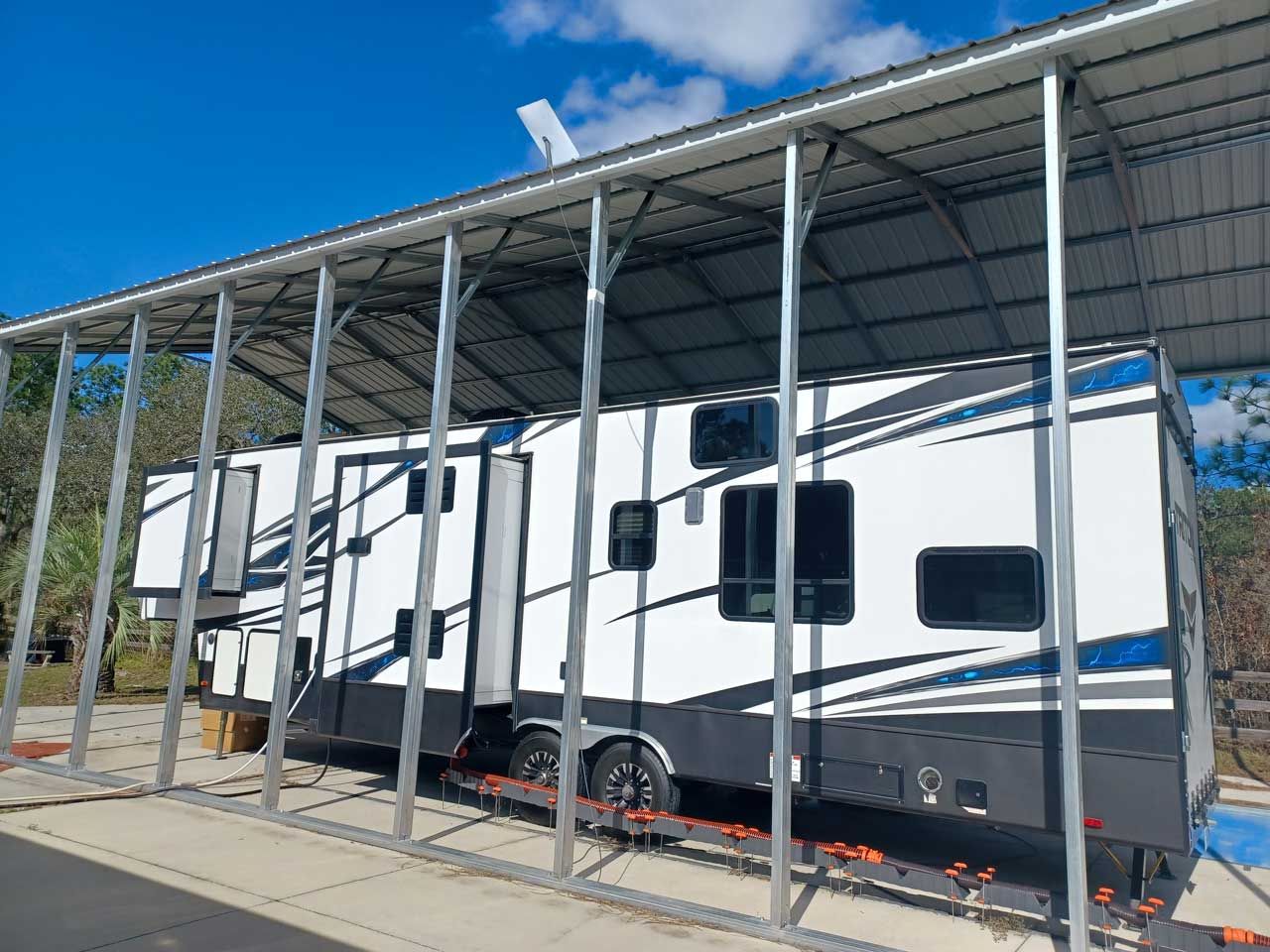 Caravane sous un haut hangar en acier