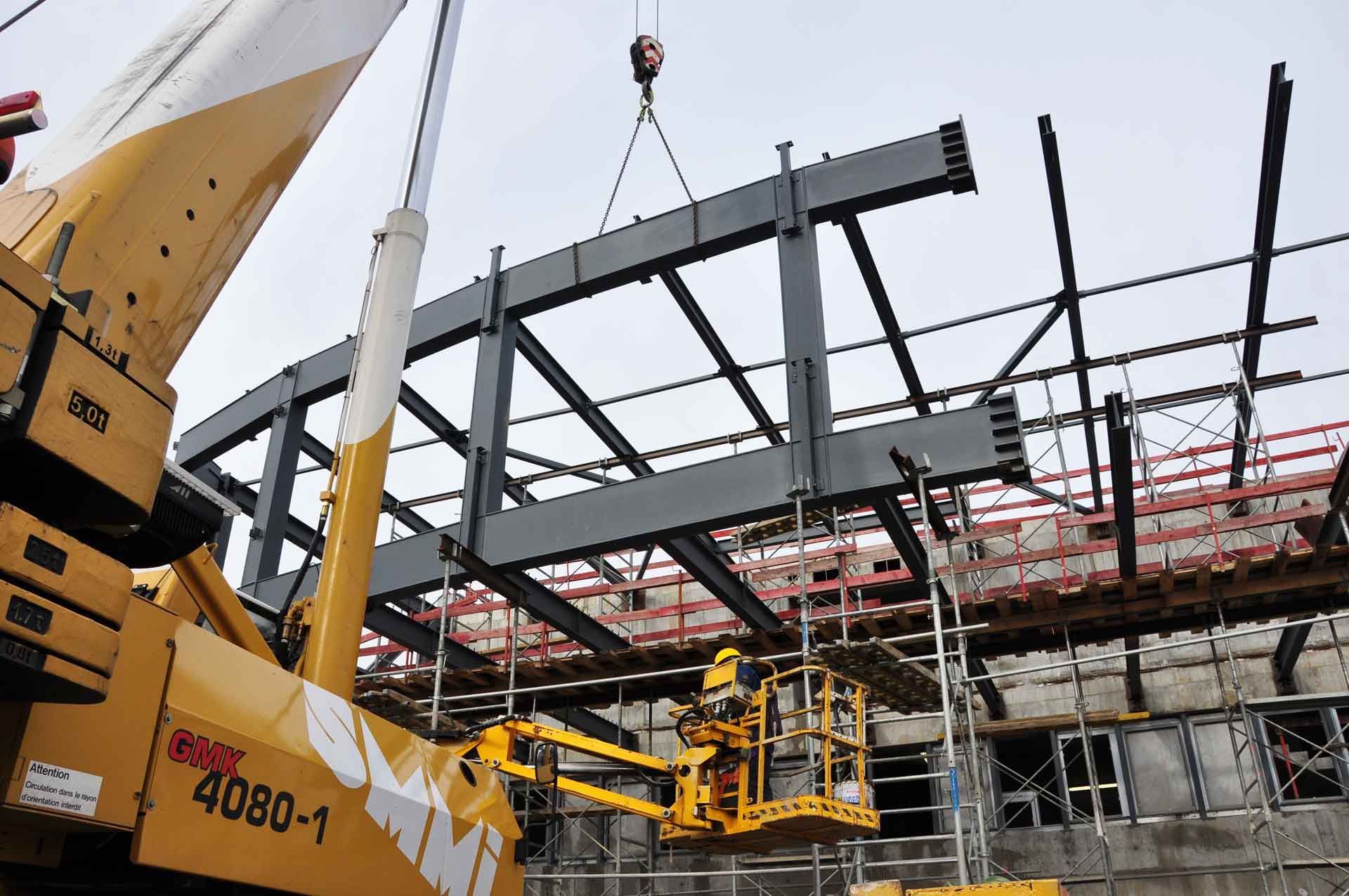 Montage d'une structure métal à l'aide d'une grue