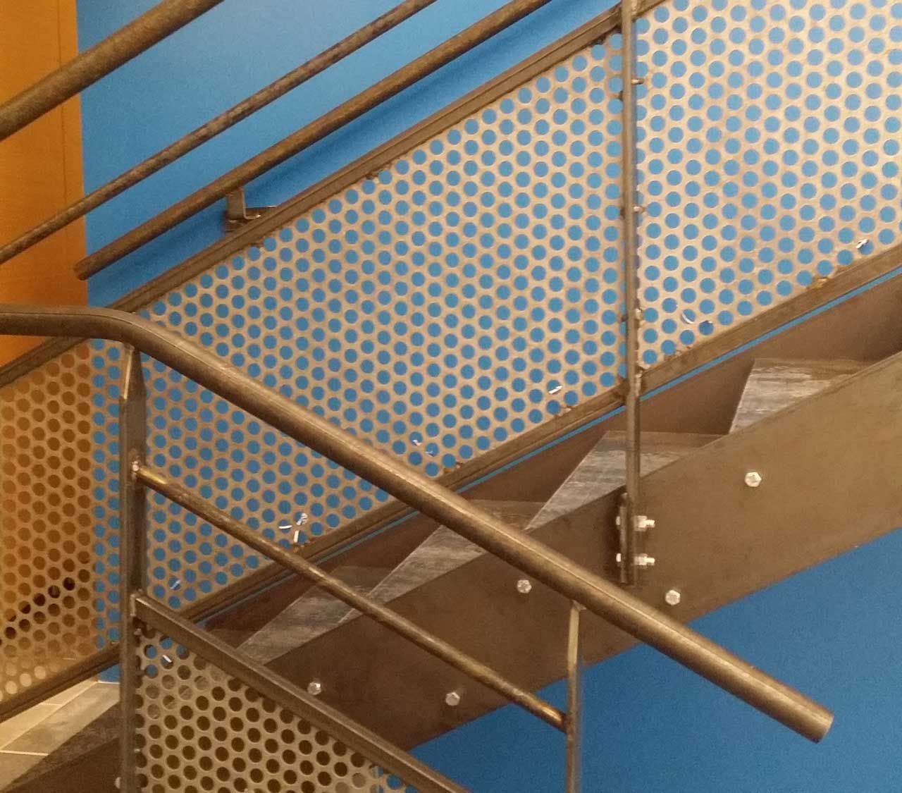 Escaliers et sont garde-corps en acier