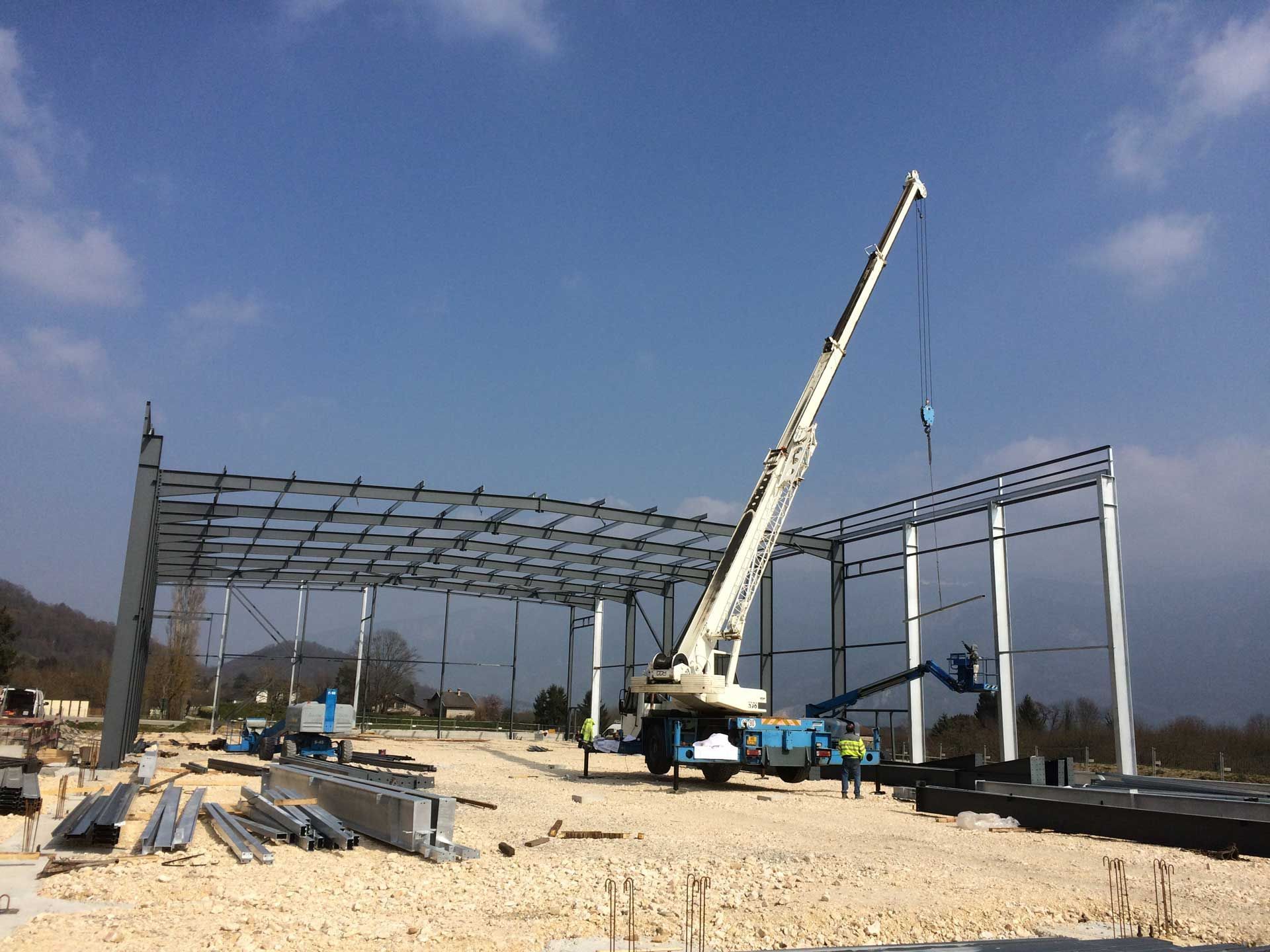 Chantier de construction d'un bâtiment en métal