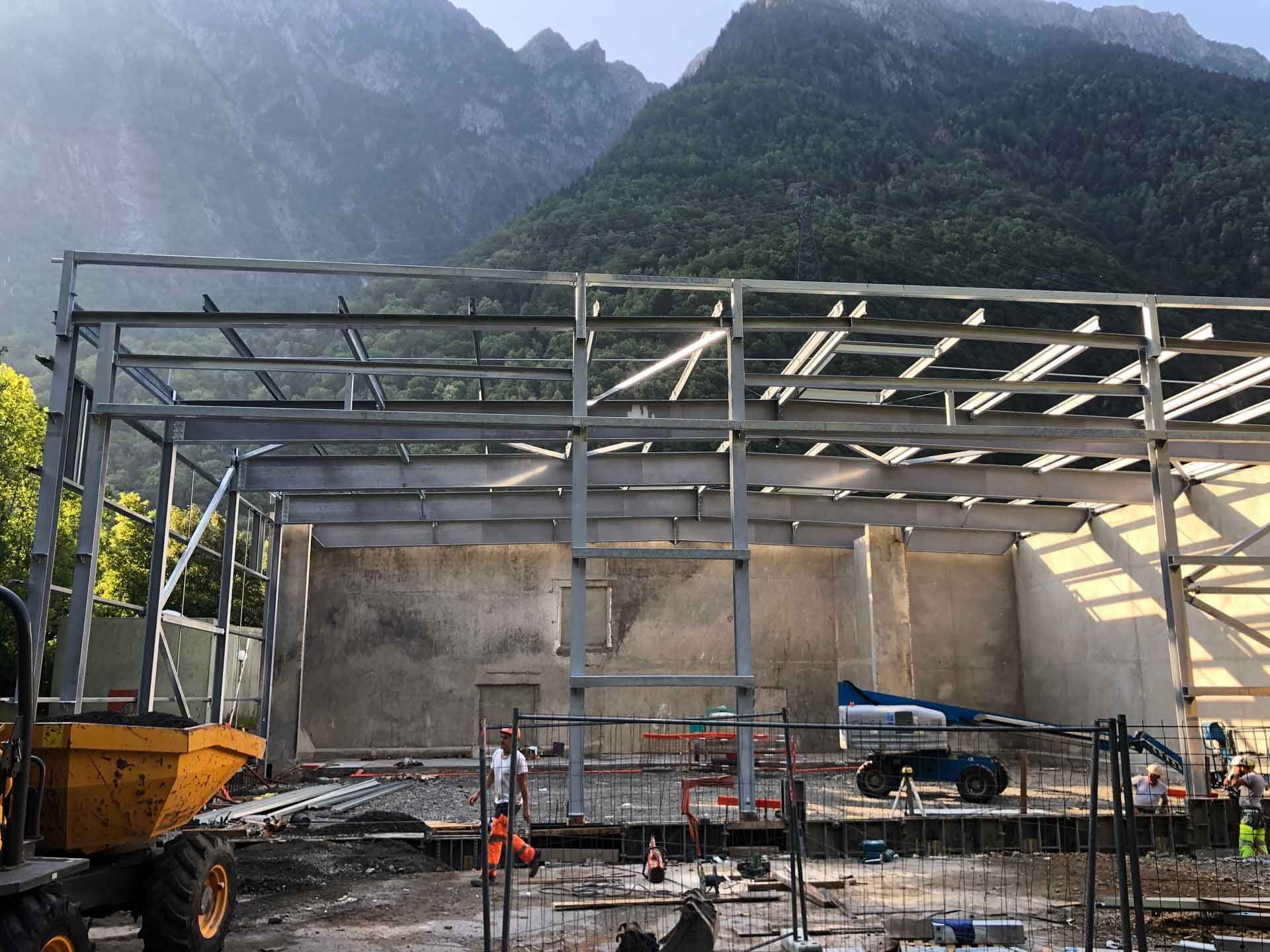 Charpente métallique sur un chantier au pied d'une montagne