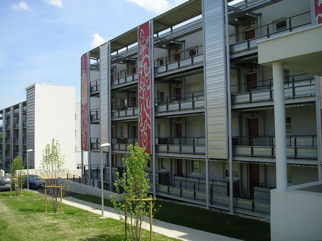 Une résidence avec balcons et garde-corps en acier