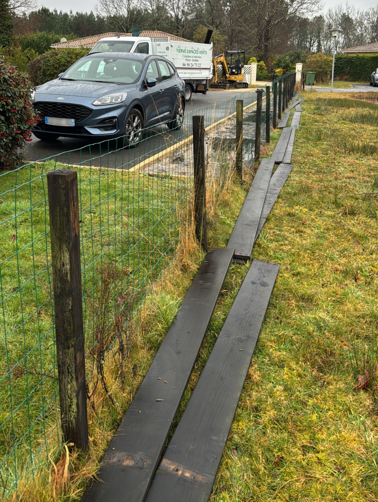 Clôtures avec des poteaux en bois.