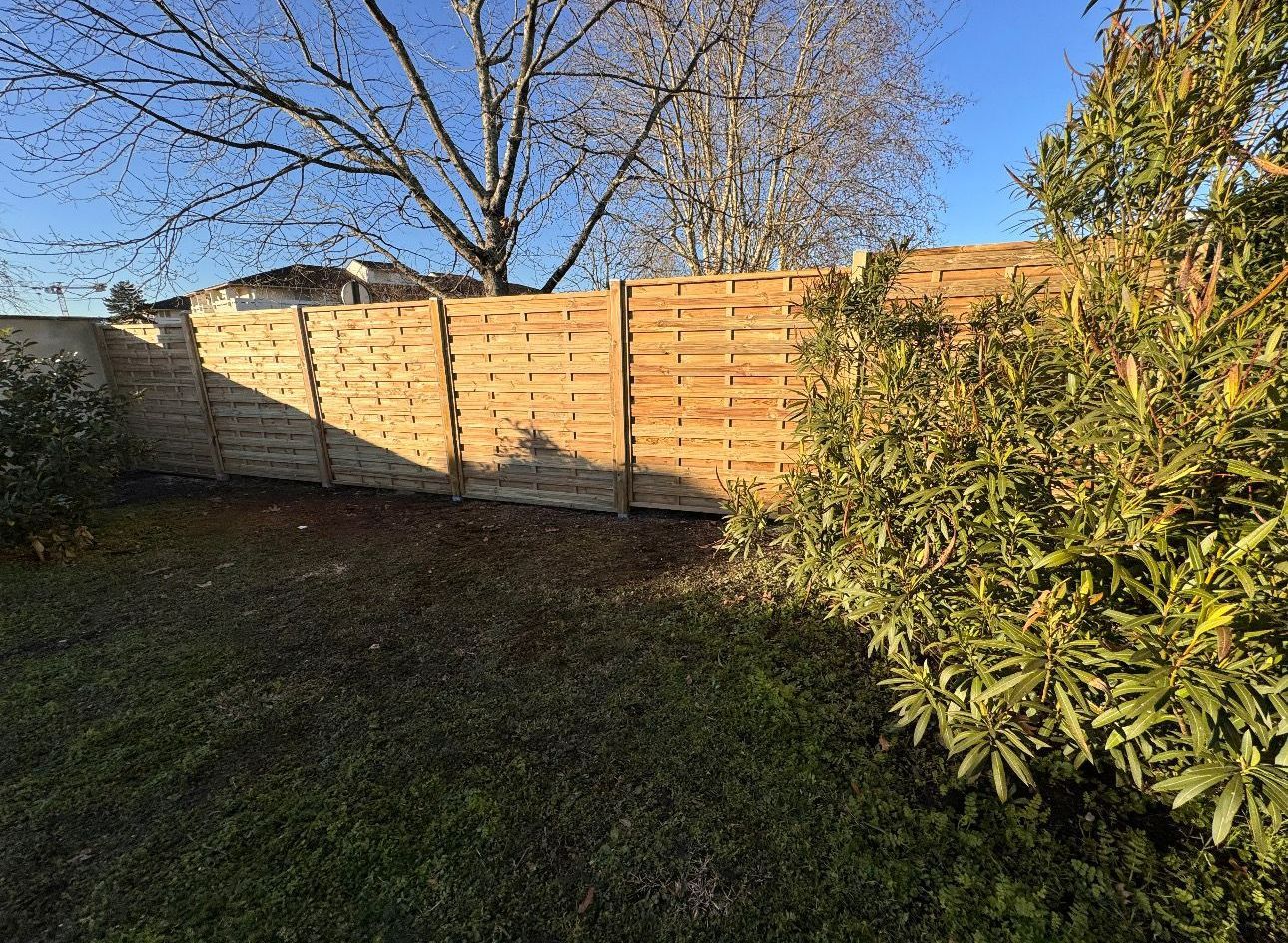 Clôture séparant le terrain.