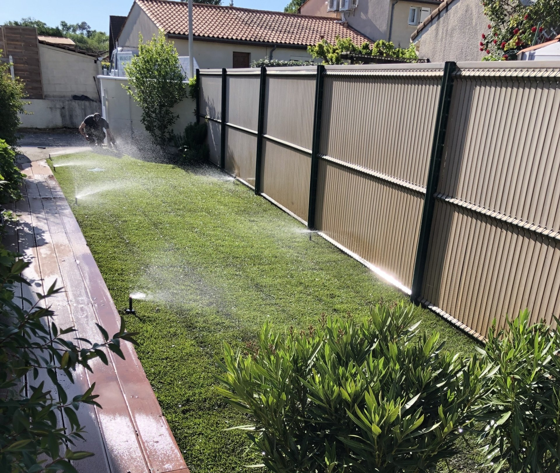 Ouvrier qui règle l'arrosage automatique