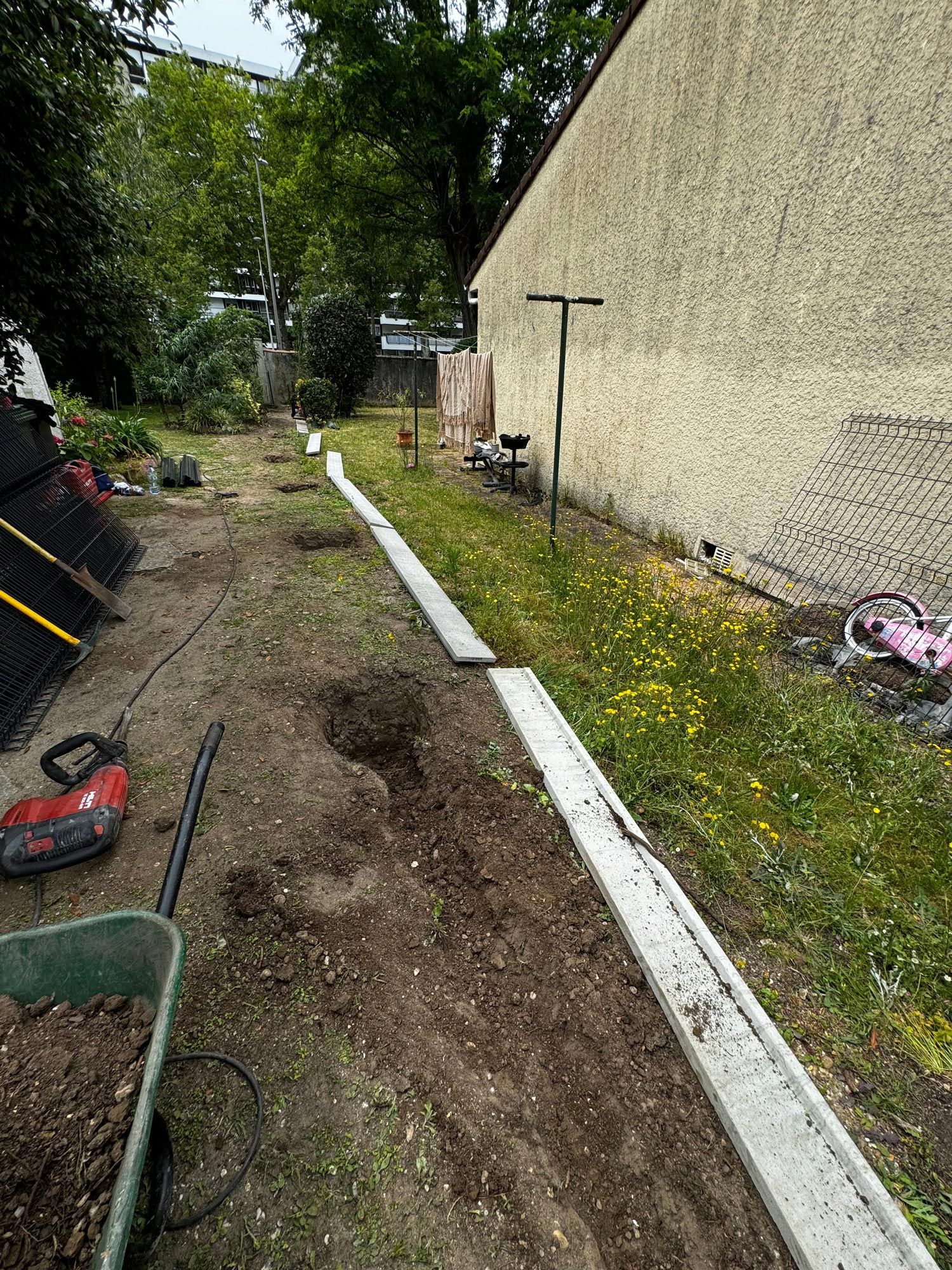 Planches de bois et alignement de plusieurs trous.