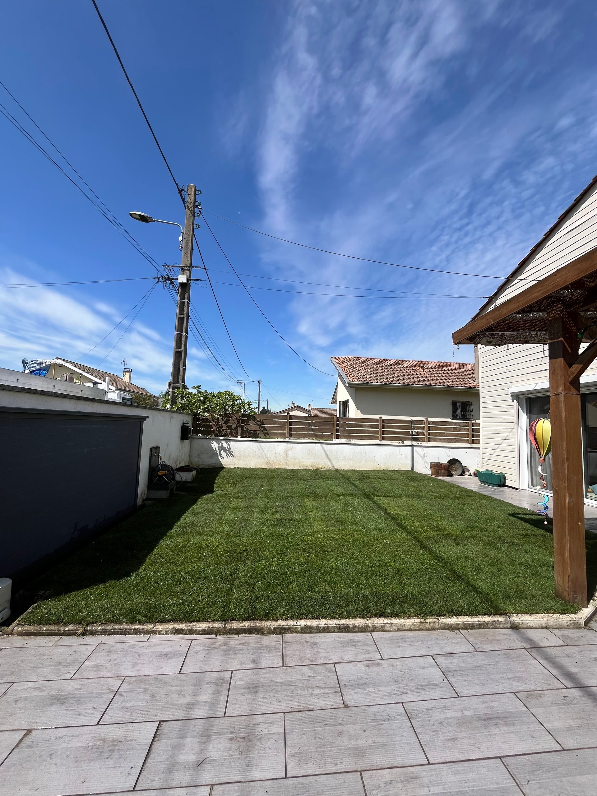 Coin pelouse près d'un abri d’auto.