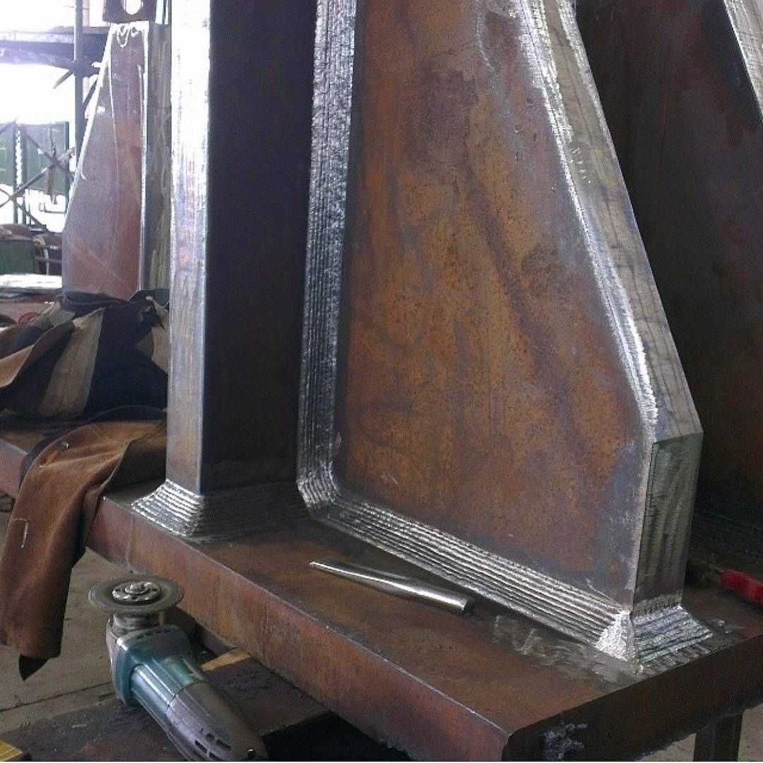Construcción de acero soldado, vista de cerca. Los bordes están pulidos; hay una amoladora angular cerca.