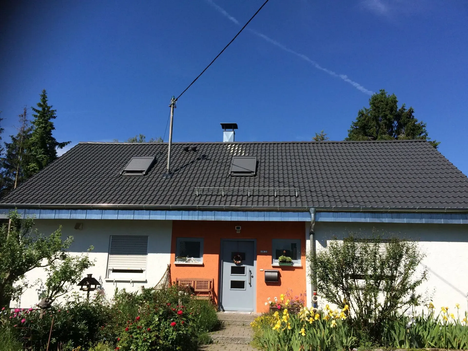 Dunkel gedecktes Dach