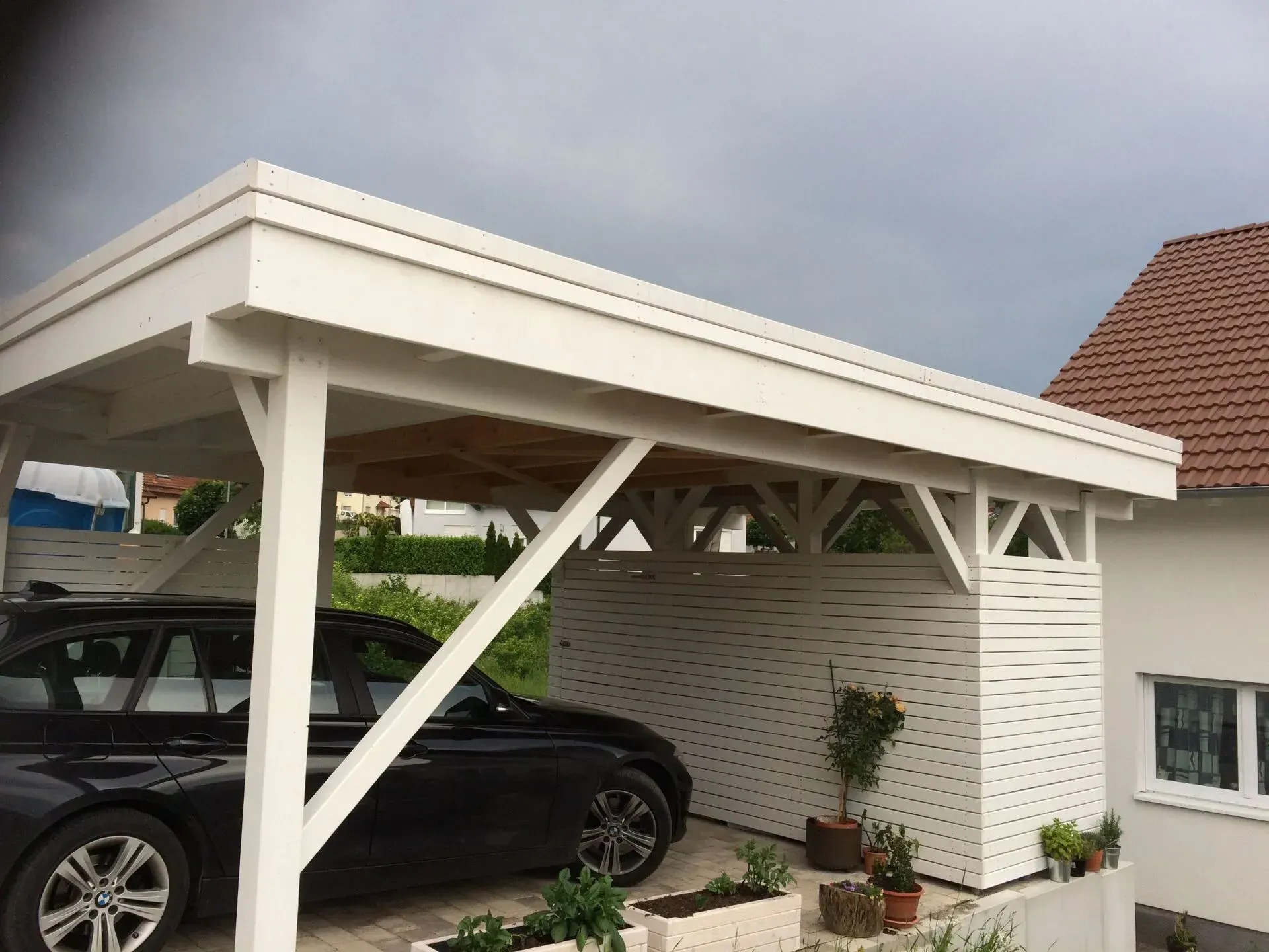 Weißer Carport aus Holz