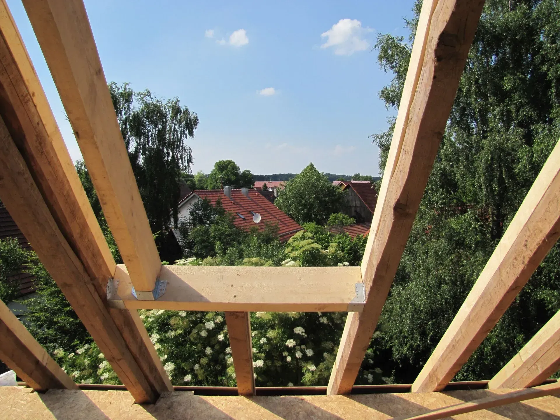 Holzkonstruktion für Fenstereinbau im Neubau