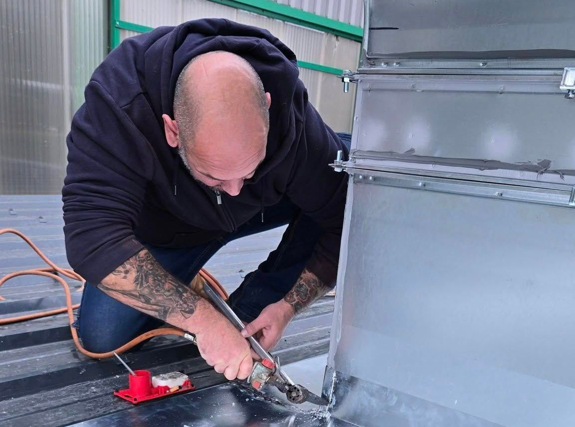 Couvreur travaillant le zinc