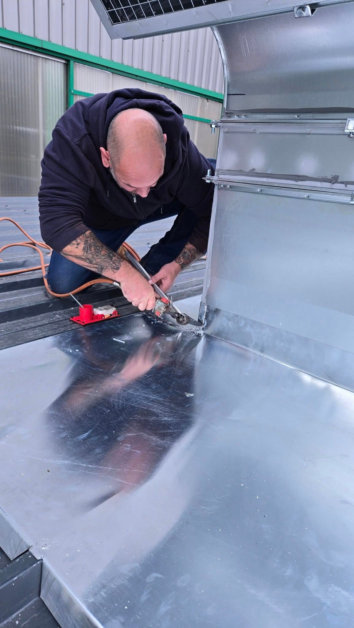 L'artisan zingueur au travail