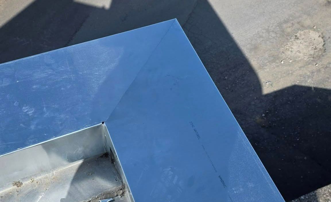 Un coin de toiture en zinc