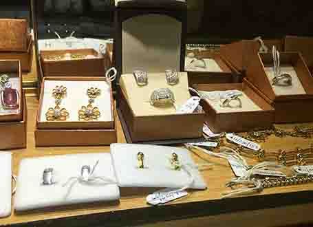 Una mesa cubierta con una variedad de joyas en cajas.