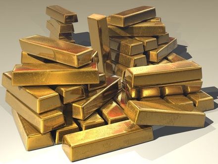 Una pila de lingotes de oro apilados uno encima del otro